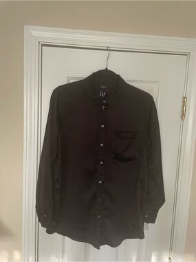 GAP Women’s Black Long-Sleeve Button-Down Satin Shirt